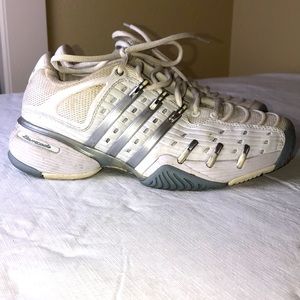 Adidas tennis shoe. 🎾 Sz 6.5